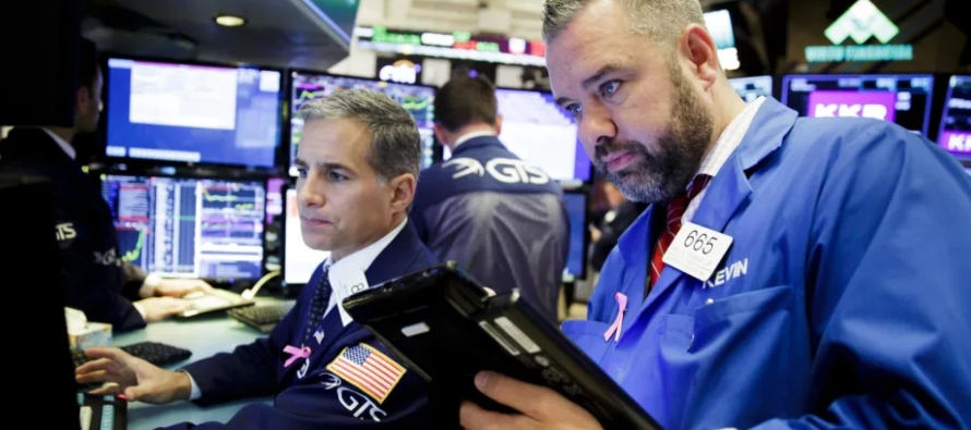 Al término de las operaciones en la Bolsa de Nueva York, el Dow Jones subió a 34.77...