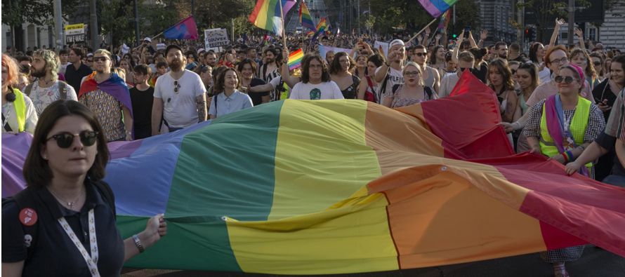 Cientos de defensores de la comunidad LGBTQ+ se congregaron en la capital de Serbia el...