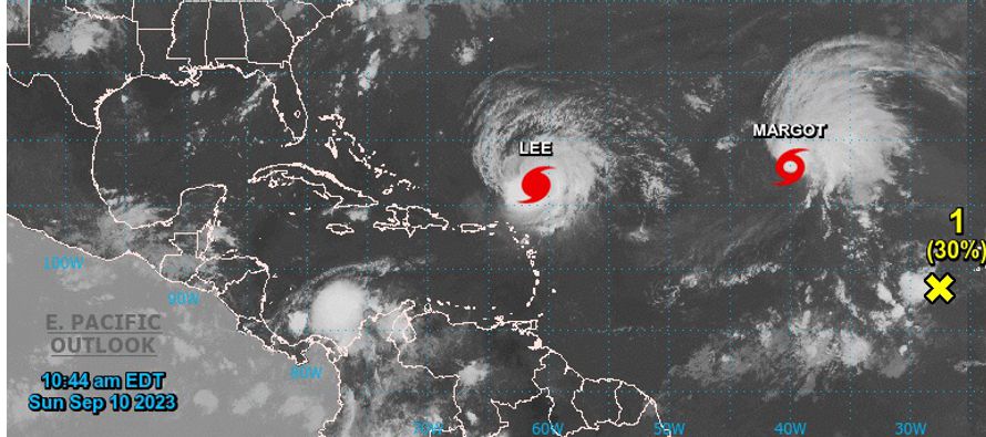 El huracán Lee avanzaba el domingo por aguas abiertas justo al noreste del Caribe,...