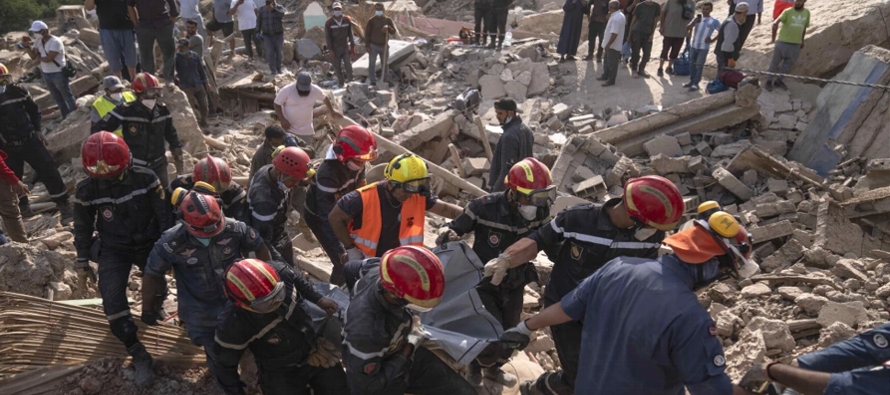 Excavadoras, rescatistas y paramédicos trabajan las 24 horas, removiendo escombros para...