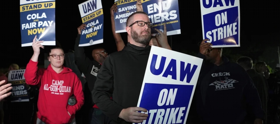 Miembros del sindicato United Auto Workers iniciaron piquetes en una planta de ensamblaje de...