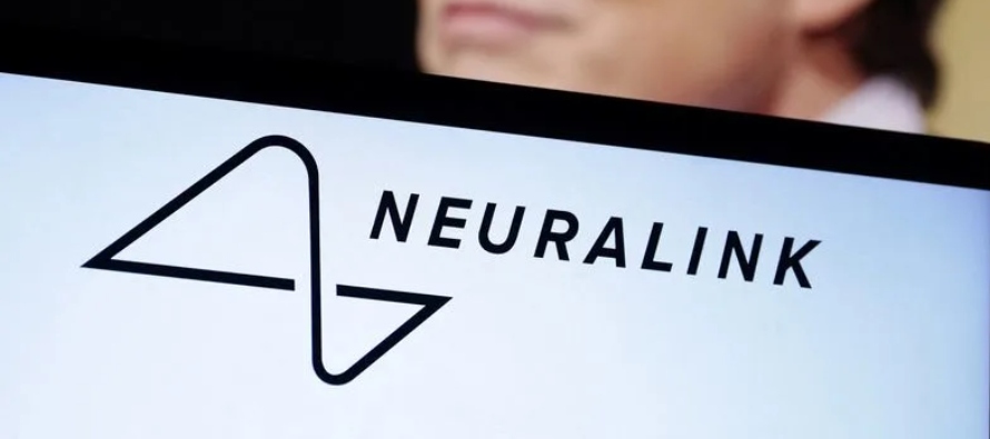 Según Neuralink, pueden participar en la prueba pacientes con parálisis por...