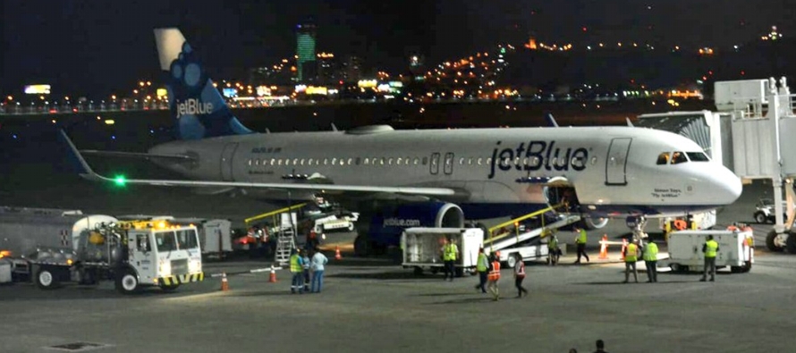El vuelo 1256 de JetBlue había viajado de Guayaquil, Ecuador, y se dirigía al...