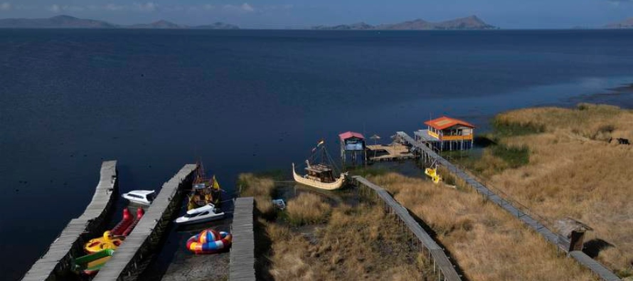 El lago es vital para esa región del altiplano boliviano, donde cientos de comunidades...