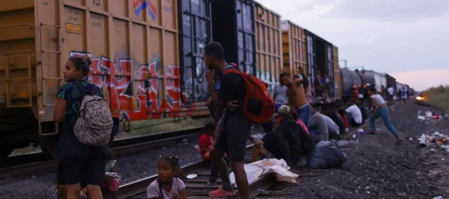 Sin embargo, el viernes un testigo de Reuters vio a cientos de migrantes a bordo de un tren...
