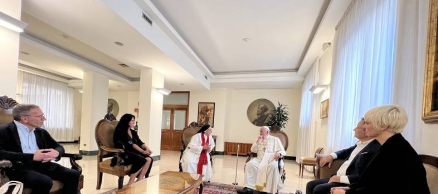El Pontífice ha recibido este lunes en audiencia privada a Sor Lucia Caram, de la...