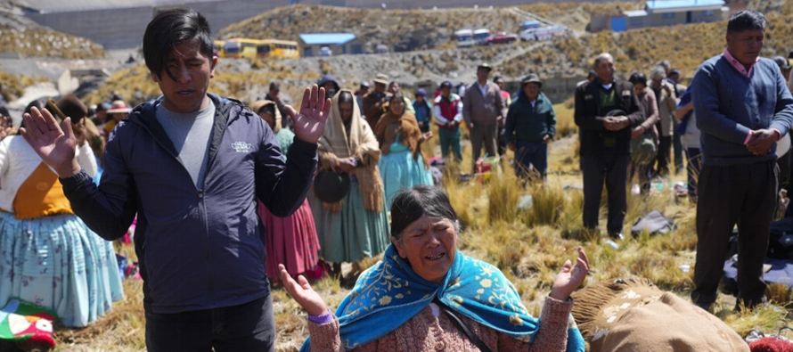 La Paz y su vecina El Alto se abastecen de agua de los nevados que están en retroceso debido...