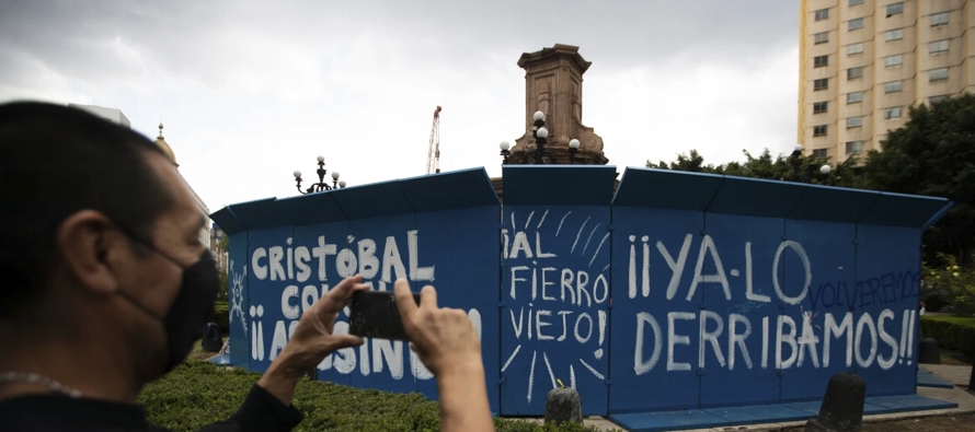 Las autoridades retiraron la estatua el 10 de octubre de 2020 del Paseo de la Reforma para...