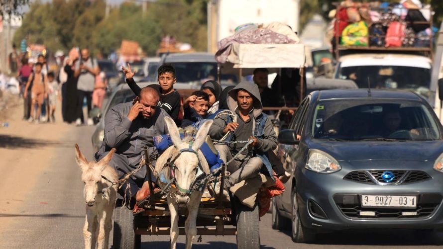 Familias en autos, camiones y carros tirados por burros cargados de pertenencias abarrotaban una...