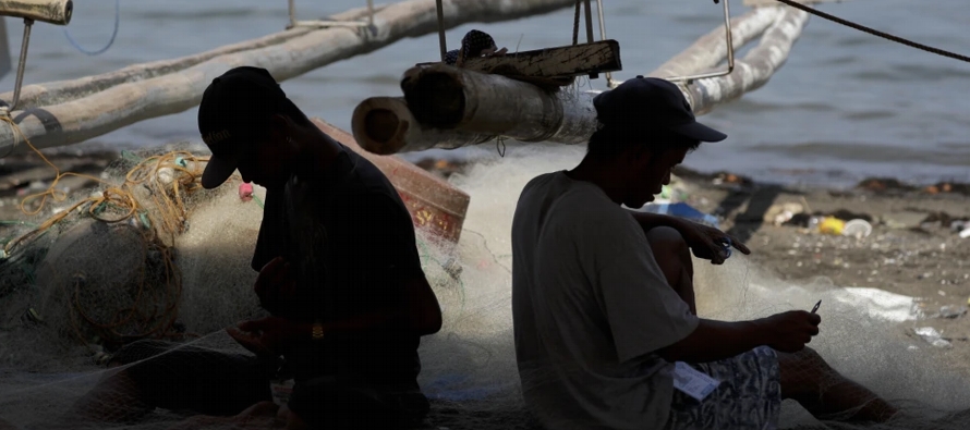 La pesca ilegal o no regulada es un problema en todo el archipiélago filipino, incluyendo en...