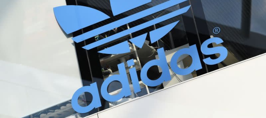 El gigante de la ropa deportiva Adidas elevó el martes su previsión de ingresos para...