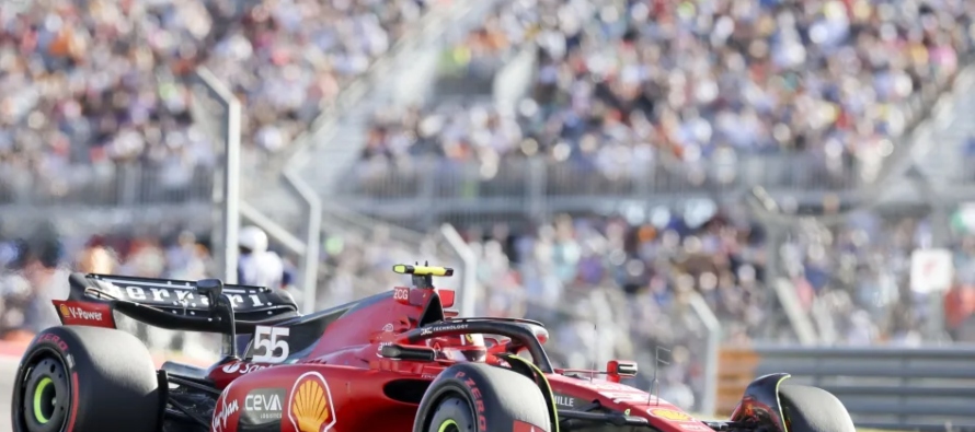 El otro español, el doble campeón mundial asturiano Fernando Alonso (Aston Martin)...