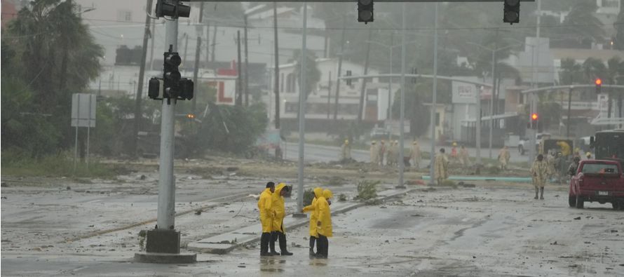 El huracán Norma tocó tierra el sábado por la tarde cerca de los complejos...