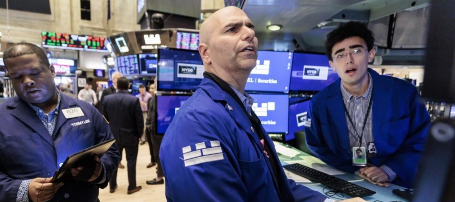 Entre los 30 valores del Dow Jones, destacaron los descensos de Intel (-5,09 %), Salesforce (-3,51...