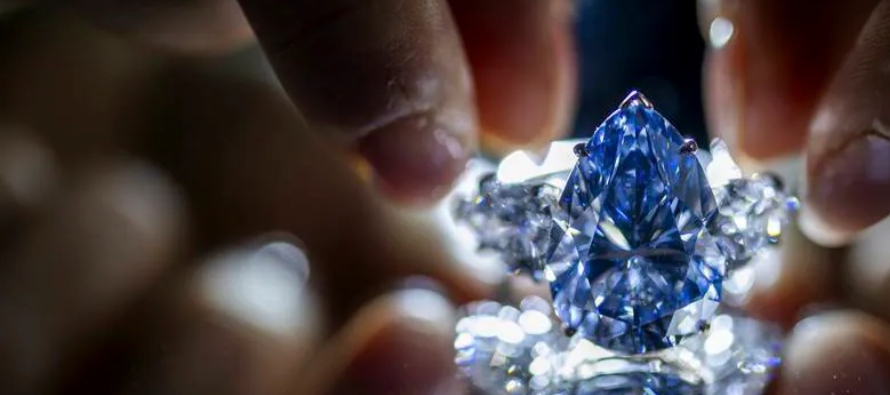 El “Bleu Royal”, un anillo con un elegante diamante en forma de pera de color azul...