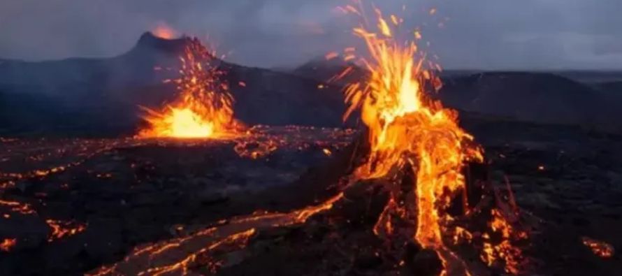 Un sistema volcánico en la península de Reykjanes ha entrado en erupción tres...