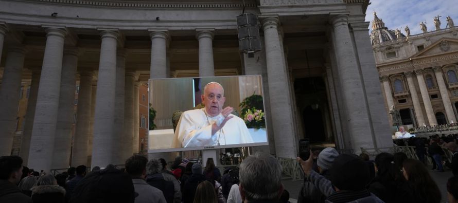 El papa Francisco reveló el domingo que sufre inflamación pulmonar, pero irá...