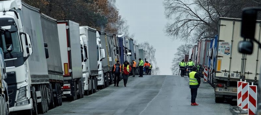 Los camioneros dicen que están perdiendo frente a las empresas ucranianas, que ofrecen...