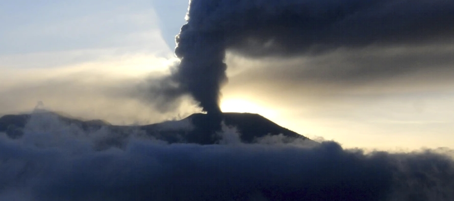 Más de 50 montañeros fueron rescatados tras la erupción inicial del domingo, y...