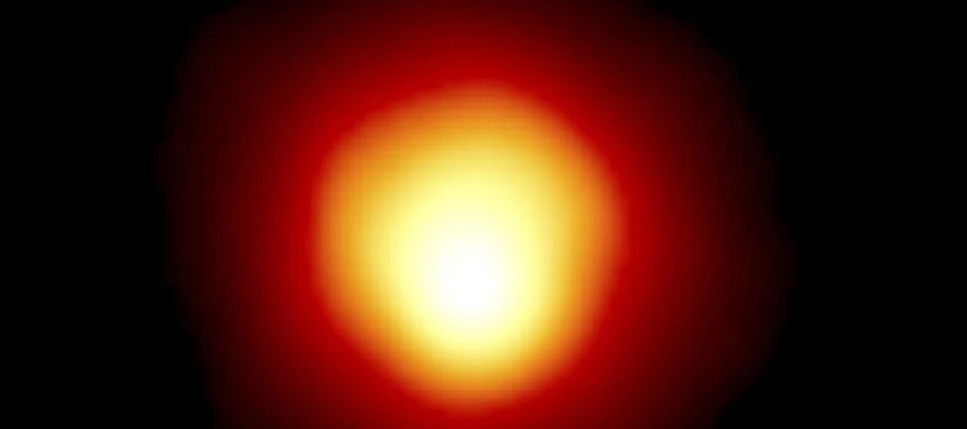 Betelgeuse, a 700 años luz, es visible a la vista. Se puede mejorar la visual con...