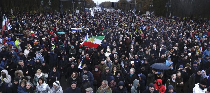 Varios miles de personas se manifestaron contra el antisemitismo en Berlín el domingo...
