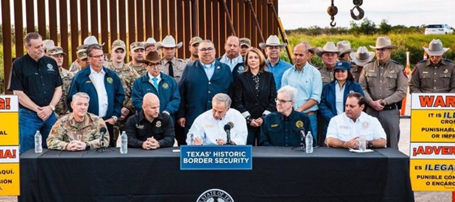 Abbott ha declarado que "la entrada ilegal a Texas es ahora un delito sujeto a...