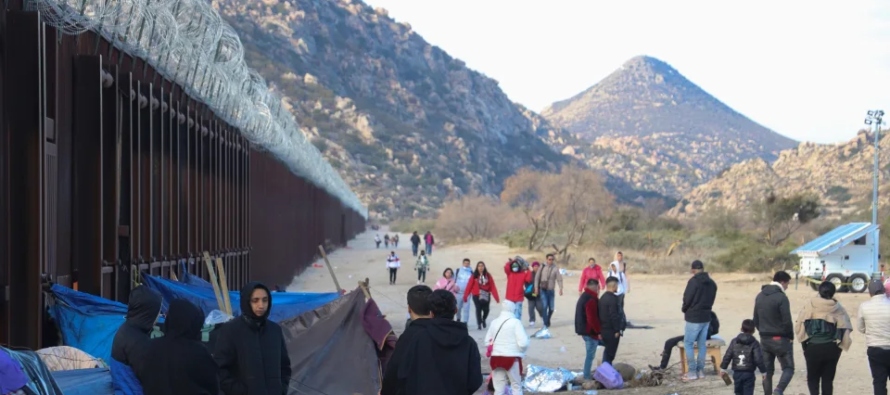 Las autoridades mexicanas levantaron obstáculos para que los migrantes no cruzaran por...