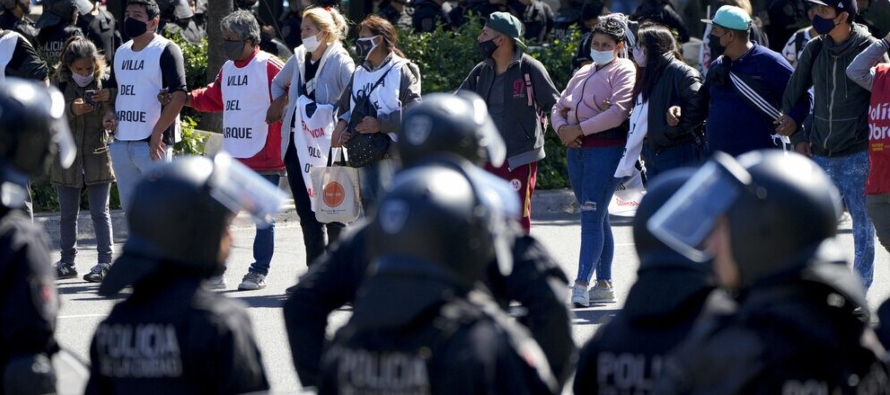 Las protestas contra el DNU de se replicaban en las localidades bonaerenses de Morón y San...