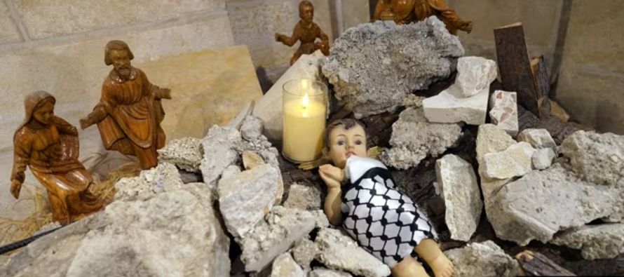 La imagen de un niño Jesús arropado con una kufiya palestina y acostado sobre...