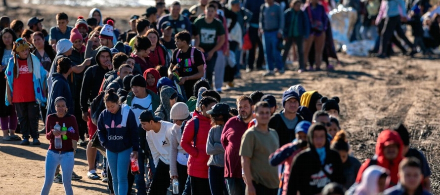 En Tijuana, México se estima que 3,800 migrantes de países como México, Cuba,...