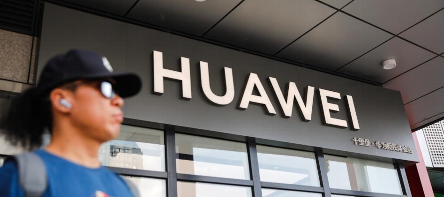 Hu vaticinó que Huawei cerrará el presente año con unos ingresos de más...