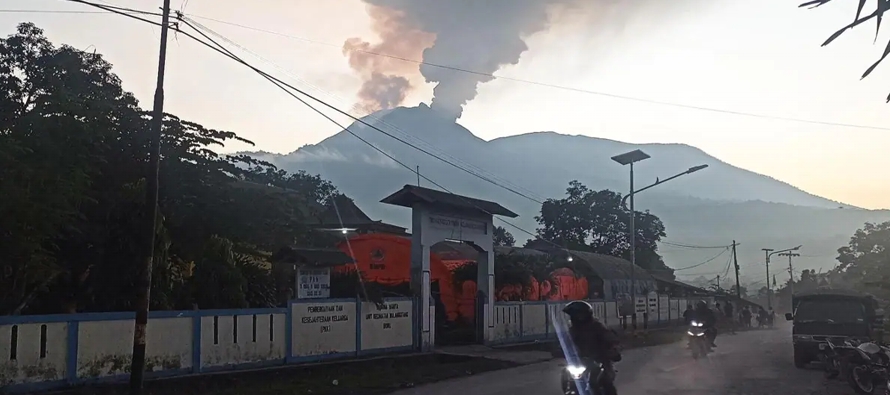 El volcán, situado en el distrito de Flores Oriental, en la provincia de Nusa Tenggara...