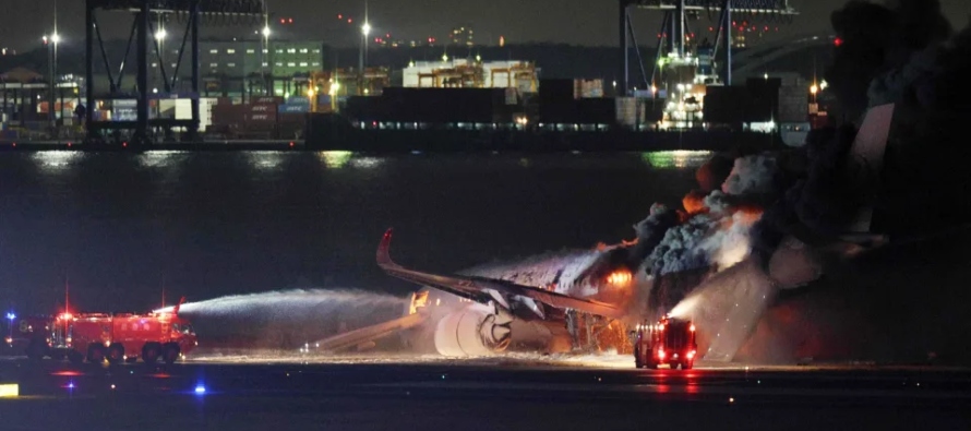 El avión de pasajeros que se incendió es un Airbus A350, dijo JAL, mientras que la...