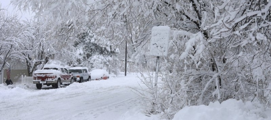 Una fuerte tormenta invernal azotó a Nueva Inglaterra con nieve y lluvia helada, obligando a...
