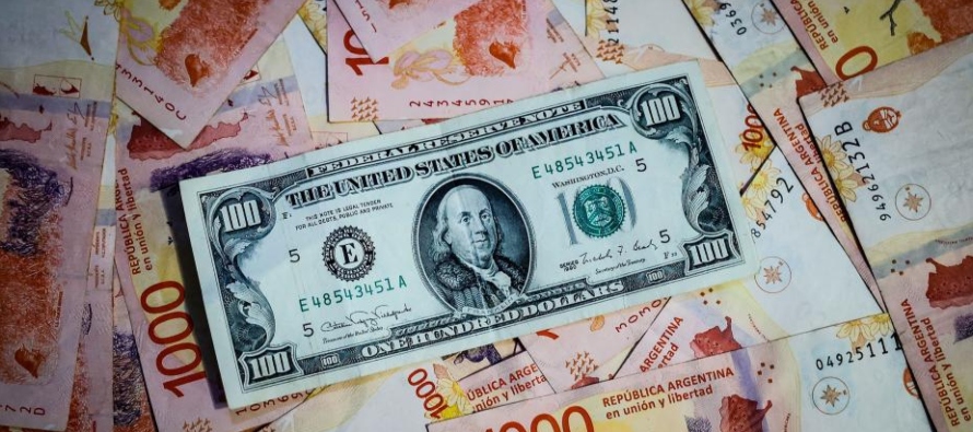 En cuanto al dólar oficial, la compra de divisa estadounidense se sitúa en los 794...