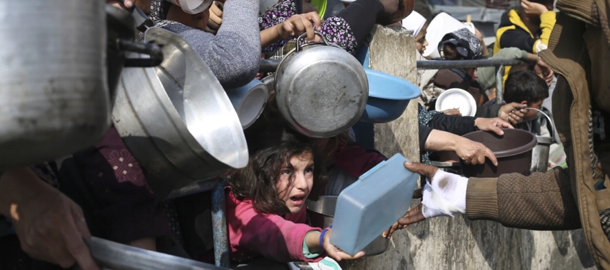 La guerra en Gaza sigue en marcha sin final a la vista y alimenta una catástrofe humanitaria...