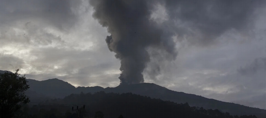 Las erupciones en la provincia de East Nusa Tenggara forman parte de las fugas de gas caliente que...