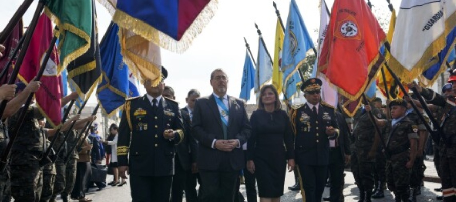 El nuevo presidente guatemalteco, casado, de 65 años y con hijos, abandera la lucha contra...