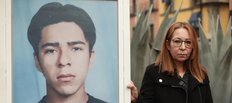 Jorge Verástegui, quien busca a su hermano y su sobrino desaparecidos hace 15 años,...