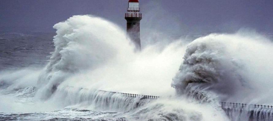 Gran Bretaña e Irlanda se preparaban el domingo para el impacto de la tormenta Isha, que...