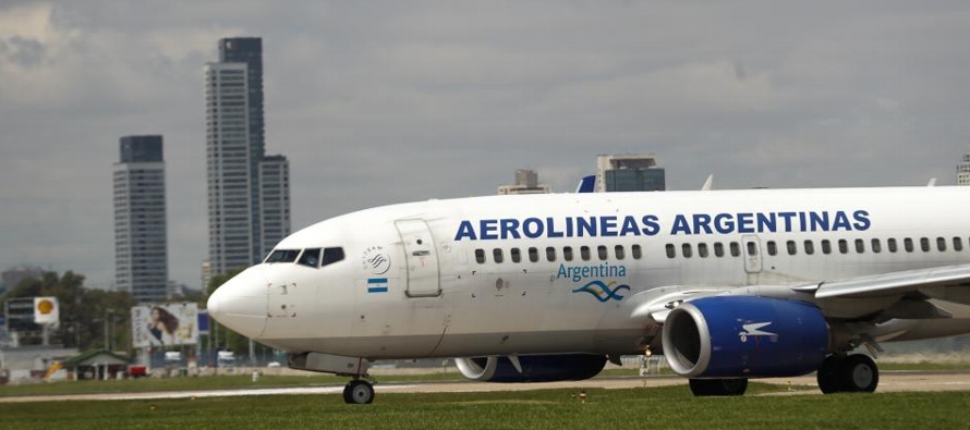 La compañía de bandera Aerolíneas Argentinas ha cancelado 295 vuelos y...