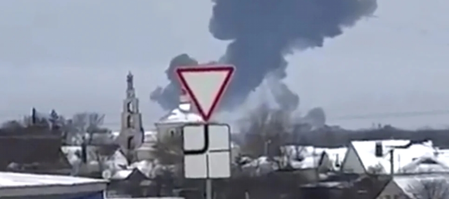 El Il-76 se estrelló en medio de una gran bola de fuego en una zona rural de Rusia el...
