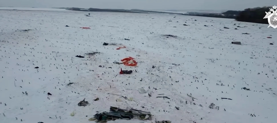 Funcionarios rusos acusaron el miércoles a Kiev de derribar el avión y afirmaron que...