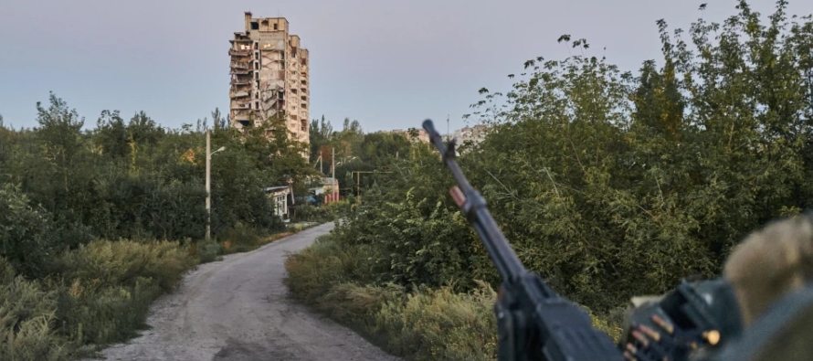En la ciudad, se realiza un combate calle por calle, mientras los soldados ucranianos buscan...