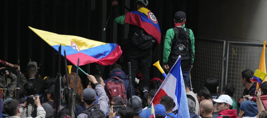 Los manifestantes también se dieron cita en las sedes de la Fiscalía en Bogotá...
