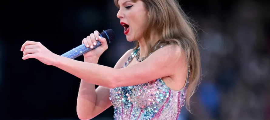 "Este es el mayor show que he realizado en esta gira o en cualquiera", dijo Swift al...
