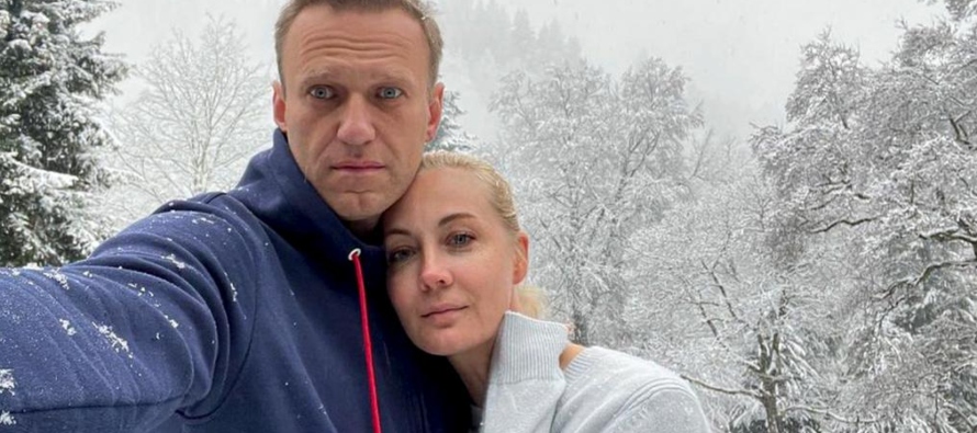El politólogo Dmitri Oreschkin describe a Yulia Navalnaya como "una mujer inteligente,...