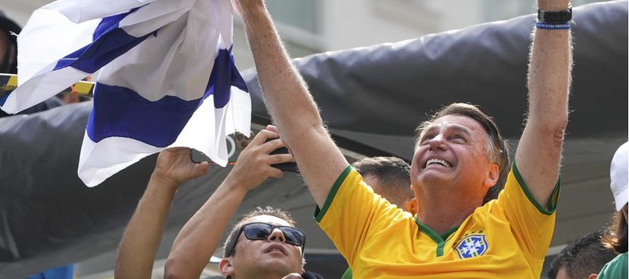 Simpatizantes del expresidente Jair Bolsonaro acudieron el domingo a un enorme mitin en la ciudad...