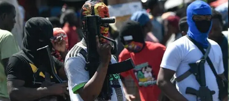 La policía de Haití se vio rebasada por una serie de ataques violentos coordinados de...