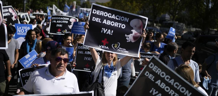 Los manifestantes mostraron pancartas en las que se leía: “Argentina sin...